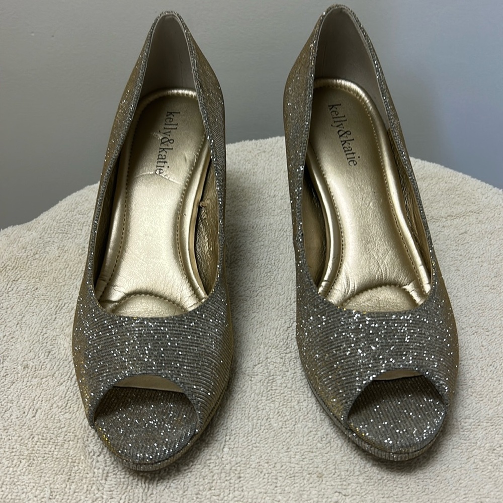 Kelly & Katie slip0n sparkling gold/silver undertones heels open toe size 8.5